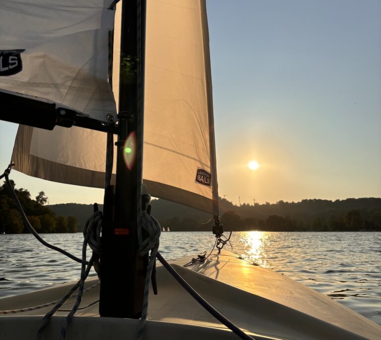 In den Sonnenuntergang segeln