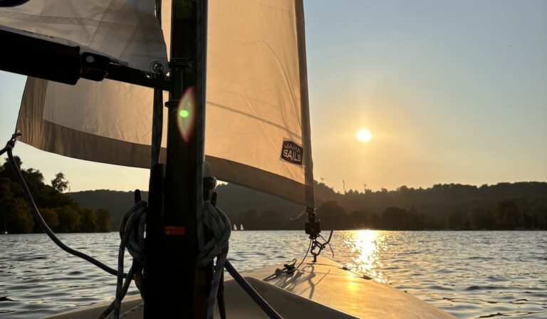 In den Sonnenuntergang segeln